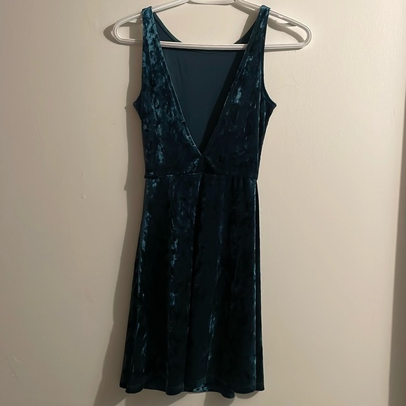 H&M velvet dress - Picture 2 of 4